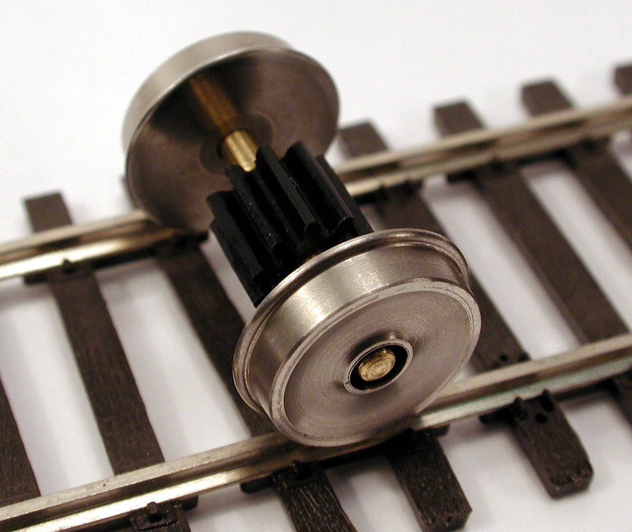 Geared Wheelset, HO, 40"/110, 2mm x 0.797" Flush Axle, Atlas-Model Power/ROCO, 10 Teeth Spur Gear (4)