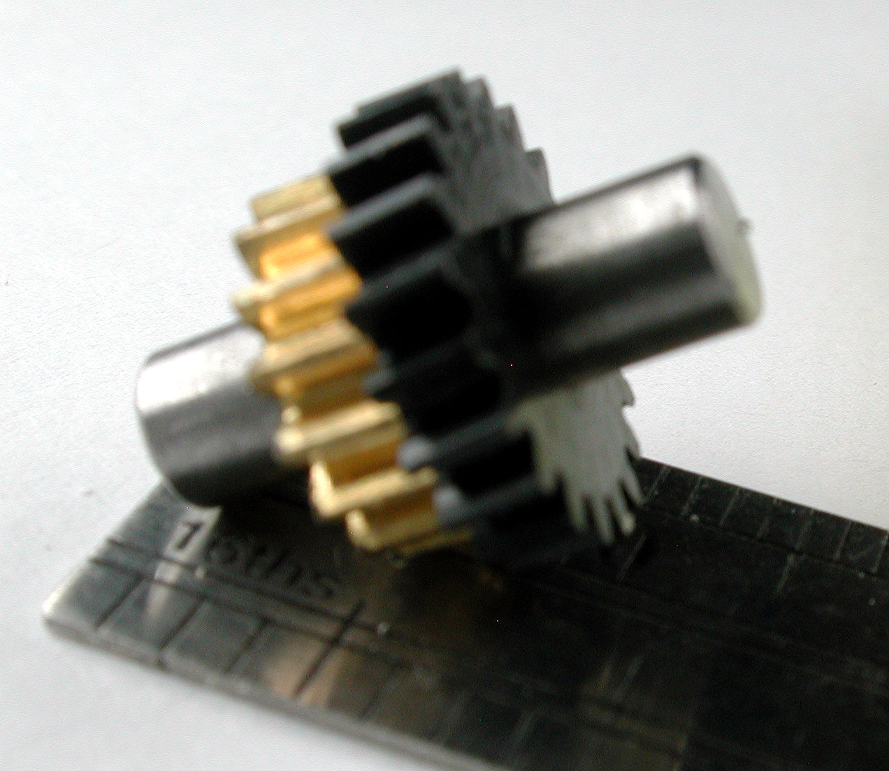 Worm/Spur Compound Gear, 0.5mod x 20/16 Teeth, Assembled on 4.0mm D x 14mm L Shaft, Delrin/Brass